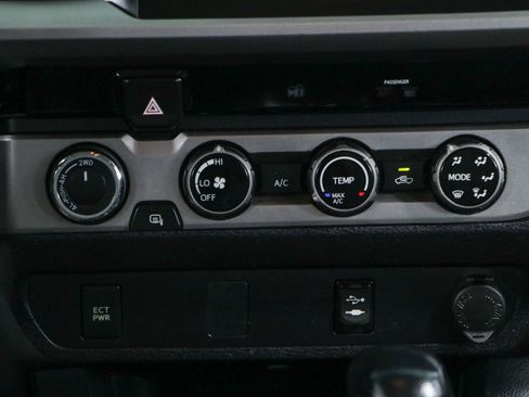 Used 2017 Toyota Tacoma SR5 AWD/4WD image 20