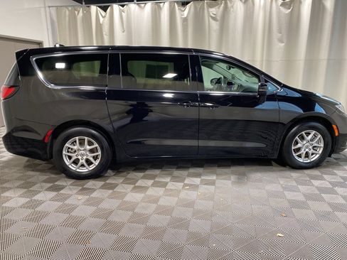 Used 2024 Chrysler Pacifica Touring-L image 17