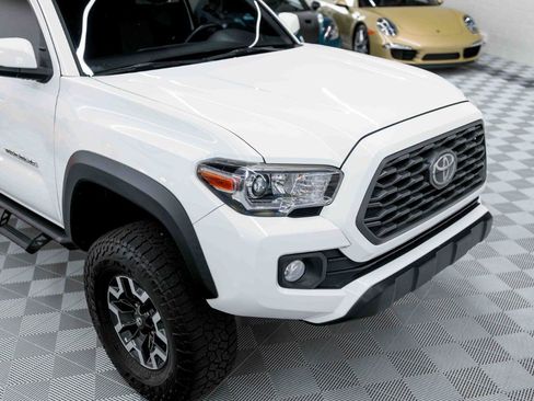Used 2020 Toyota Tacoma TRD Off-Road w/ Technology Package image 17