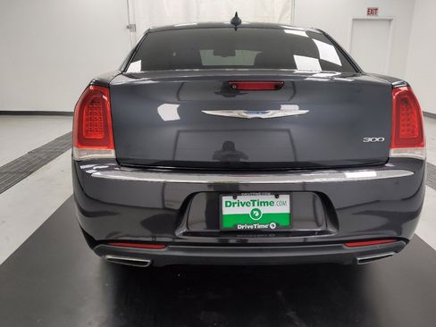 Used 2018 Chrysler 300 Touring L RWD image 6