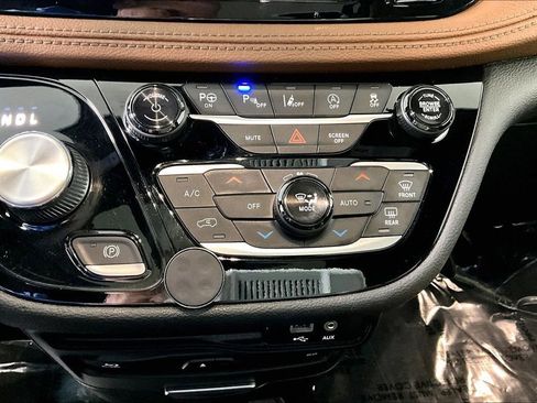 Used 2020 Chrysler Pacifica Limited w/ Tire & Wheel Group image 34