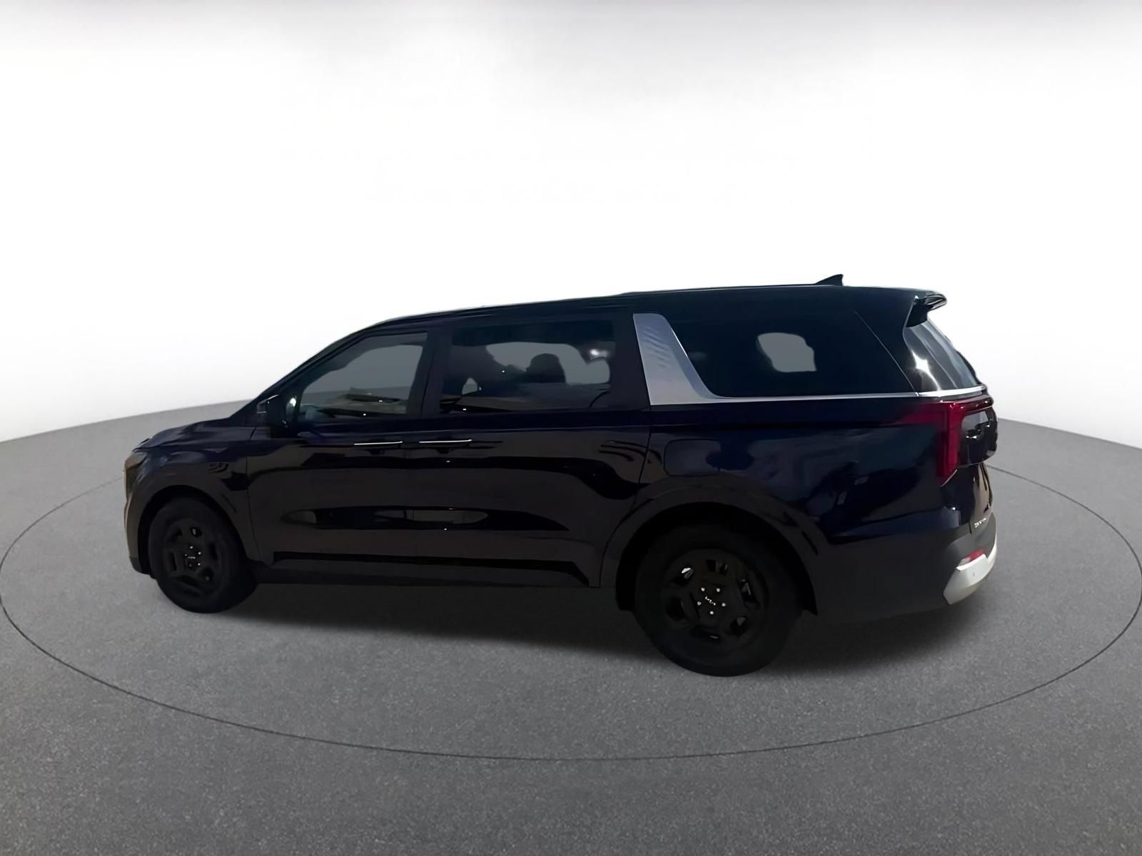 Used 2026 Kia Carnival FWD image 9