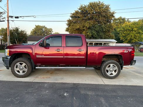 Used 2014 Chevrolet Silverado 2500 LT w/ Custom Sport Truck Package AWD/4WD image 2