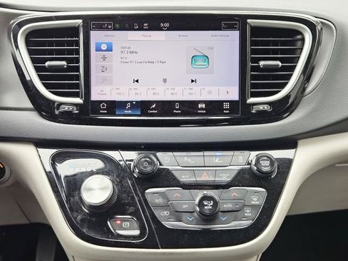 Used 2023 Chrysler Pacifica Touring-L image 22