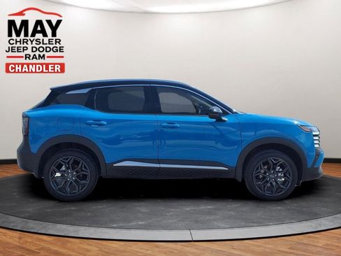 Used 2025 Nissan Kicks SR FWD image 2
