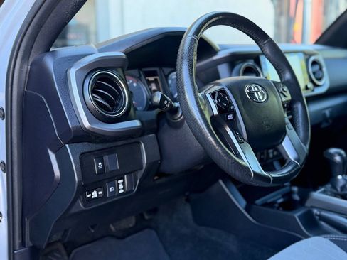 Used 2021 Toyota Tacoma TRD Off-Road w/ Technology Package AWD/4WD image 9