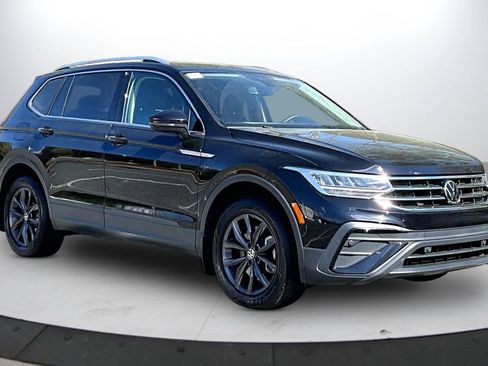 Used 2022 Volkswagen Tiguan SE w/ Panoramic Sunroof Package FWD image 2