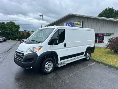 Used 2025 RAM ProMaster 2500 w/ U-Haul Equipment Group FWD image 1