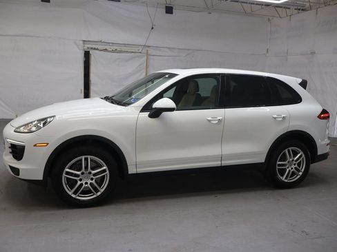 Used 2018 Porsche Cayenne w/ Premium Package AWD/4WD image 4