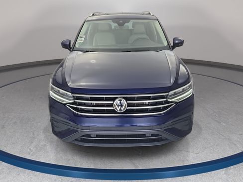 Used 2023 Volkswagen Tiguan SE w/ Panoramic Sunroof Package FWD image 2
