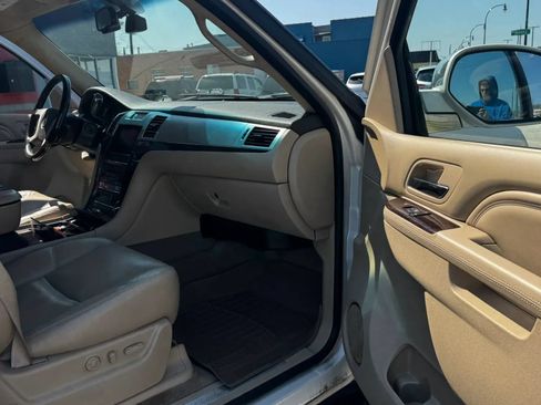 Used 2011 Cadillac Escalade ESV Luxury AWD/4WD image 14