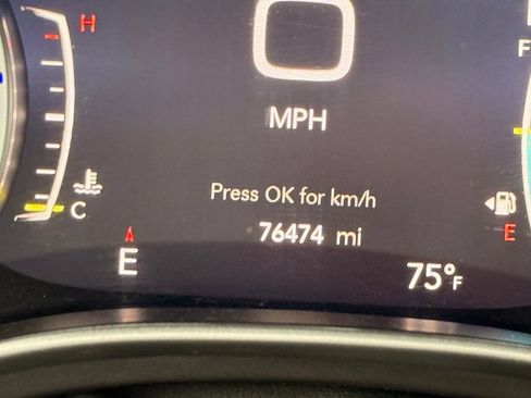 Used 2023 Chrysler Pacifica Touring-L FWD image 12