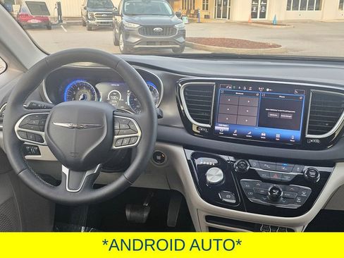 Used 2024 Chrysler Pacifica Touring-L image 15