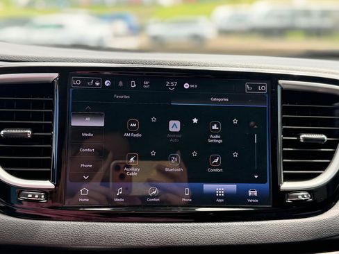 Used 2024 Chrysler Pacifica Touring-L FWD image 30