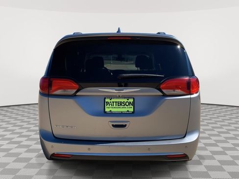 Used 2020 Chrysler Pacifica Touring-L image 3