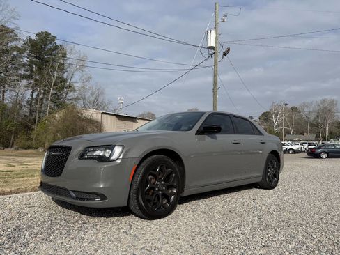 Used 2019 Chrysler 300 Touring w/ Sport Appearance Package image 4