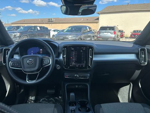Used 2024 Volvo XC40 B5 Core image 33