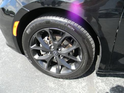 Used 2025 Chrysler Pacifica Limited FWD image 8
