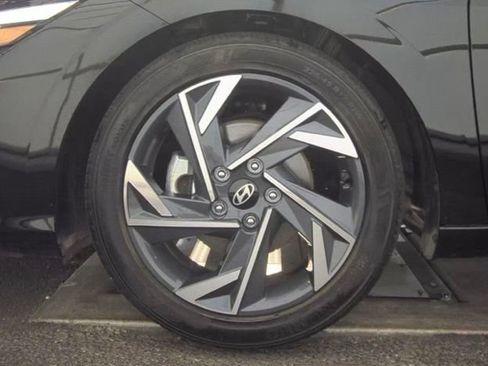 Used 2025 Hyundai Elantra Limited FWD image 8
