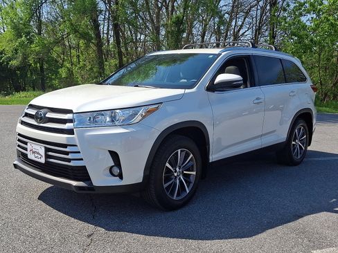Used 2019 Toyota Highlander XLE AWD/4WD image 3