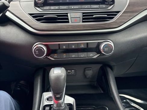 Used 2024 Nissan Altima 2.5 SV FWD image 9