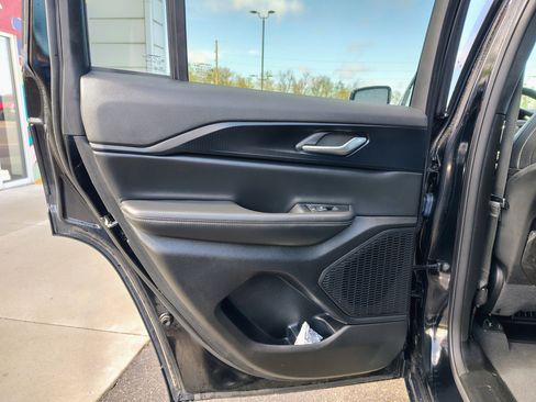 Used 2023 Jeep Grand Cherokee Altitude AWD/4WD image 11