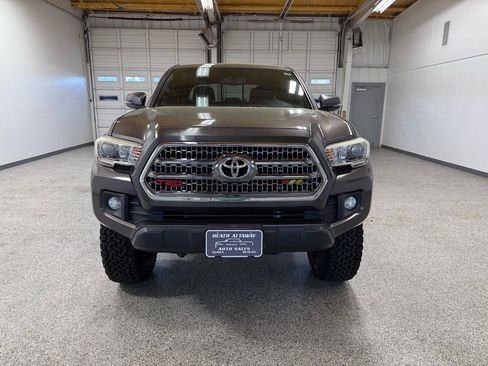 Used 2017 Toyota Tacoma TRD Off-Road w/ Tow Package (A/T) image 7