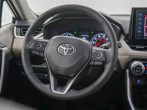 Used 2022 Toyota RAV4 XLE Premium image 17