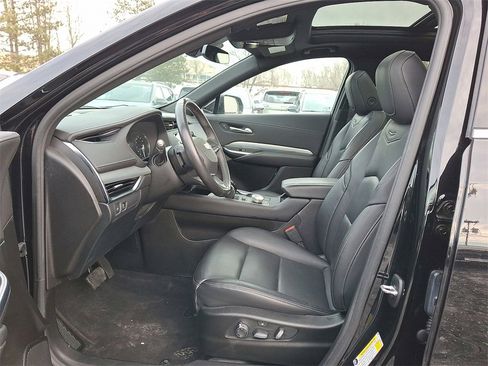 Used 2021 Cadillac XT4 Premium Luxury image 3