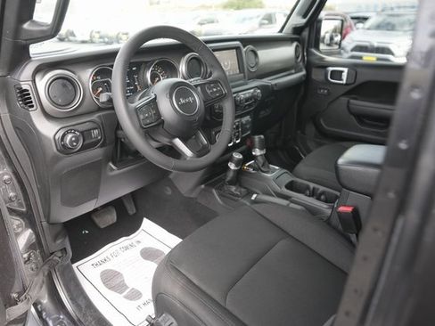 Used 2023 Jeep Gladiator Willys image 8