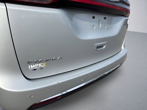 Used 2024 Chrysler Pacifica Touring-L FWD image 36