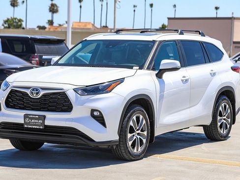 Used 2023 Toyota Highlander XLE FWD image 3