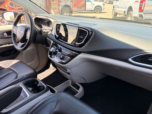 Used 2023 Chrysler Pacifica Touring-L FWD image 12