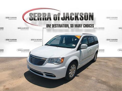 Used 2016 Chrysler Town & Country Touring FWD image 4