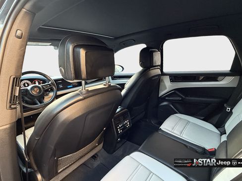 Used 2024 Porsche Cayenne AWD/4WD image 19