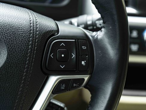 Used 2018 Toyota Highlander XLE FWD image 22