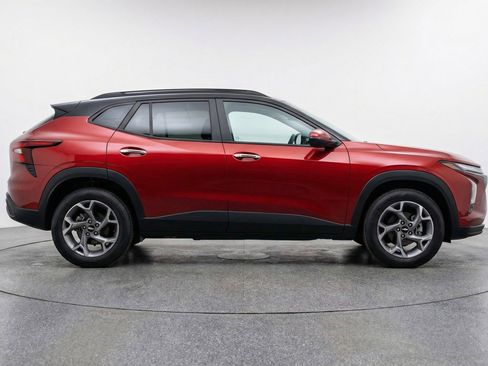 Used 2025 Chevrolet Trax LT image 11