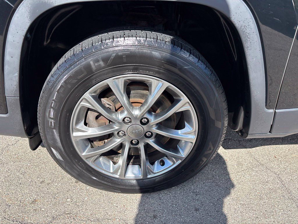 Used 2019 Jeep Cherokee Latitude Plus w/ Cold Weather Group AWD/4WD image 11