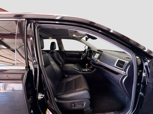 Used 2018 Toyota Highlander Limited FWD image 31