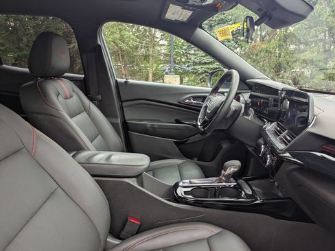 Used 2024 Chevrolet Trax RS w/ Sunroof Package FWD image 16