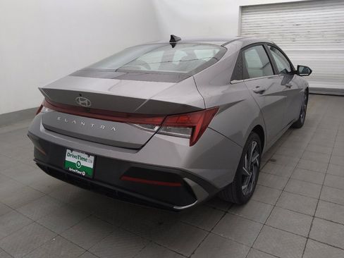 Used 2025 Hyundai Elantra SEL FWD image 9