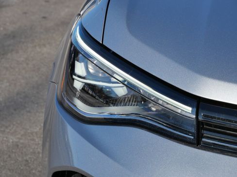 Certified 2025 Volkswagen Taos SE image 16