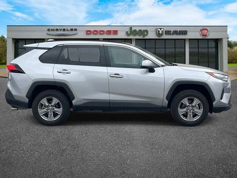 Used 2022 Toyota RAV4 XLE w/ Convenience Package AWD/4WD image 2