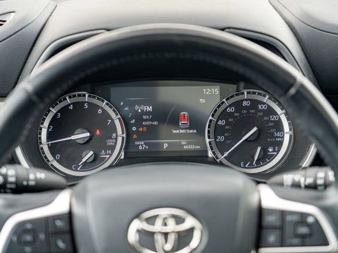 Used 2022 Toyota Highlander XLE AWD/4WD image 17