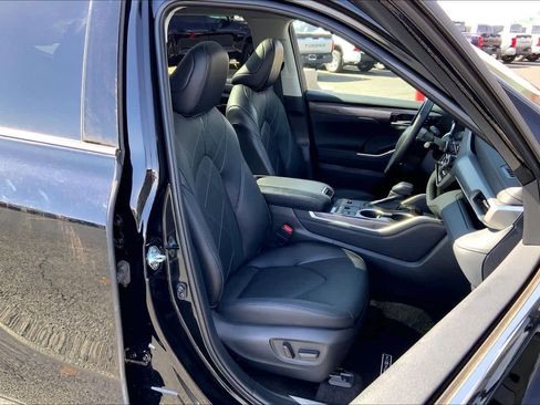 Used 2023 Toyota Highlander Platinum image 9