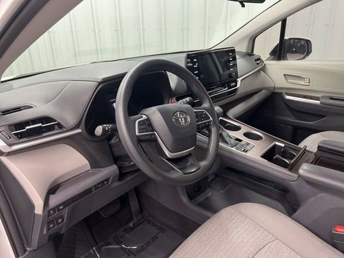 Used 2021 Toyota Sienna LE FWD image 17