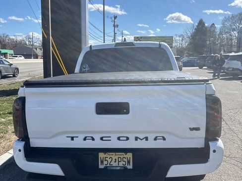 Used 2022 Toyota Tacoma TRD Off-Road w/ Technology Package image 3