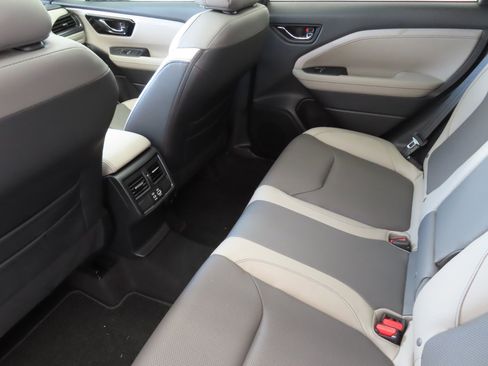 Used 2025 Subaru Forester Limited image 25