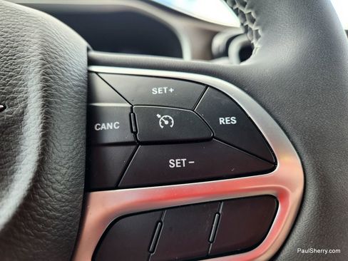 Used 2022 Chrysler Voyager LX image 40