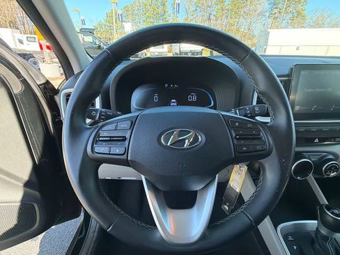 Used 2023 Hyundai Venue SEL image 21